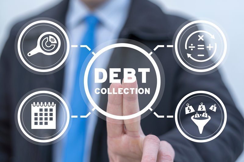 DEBT szövegre rámutat két újjal