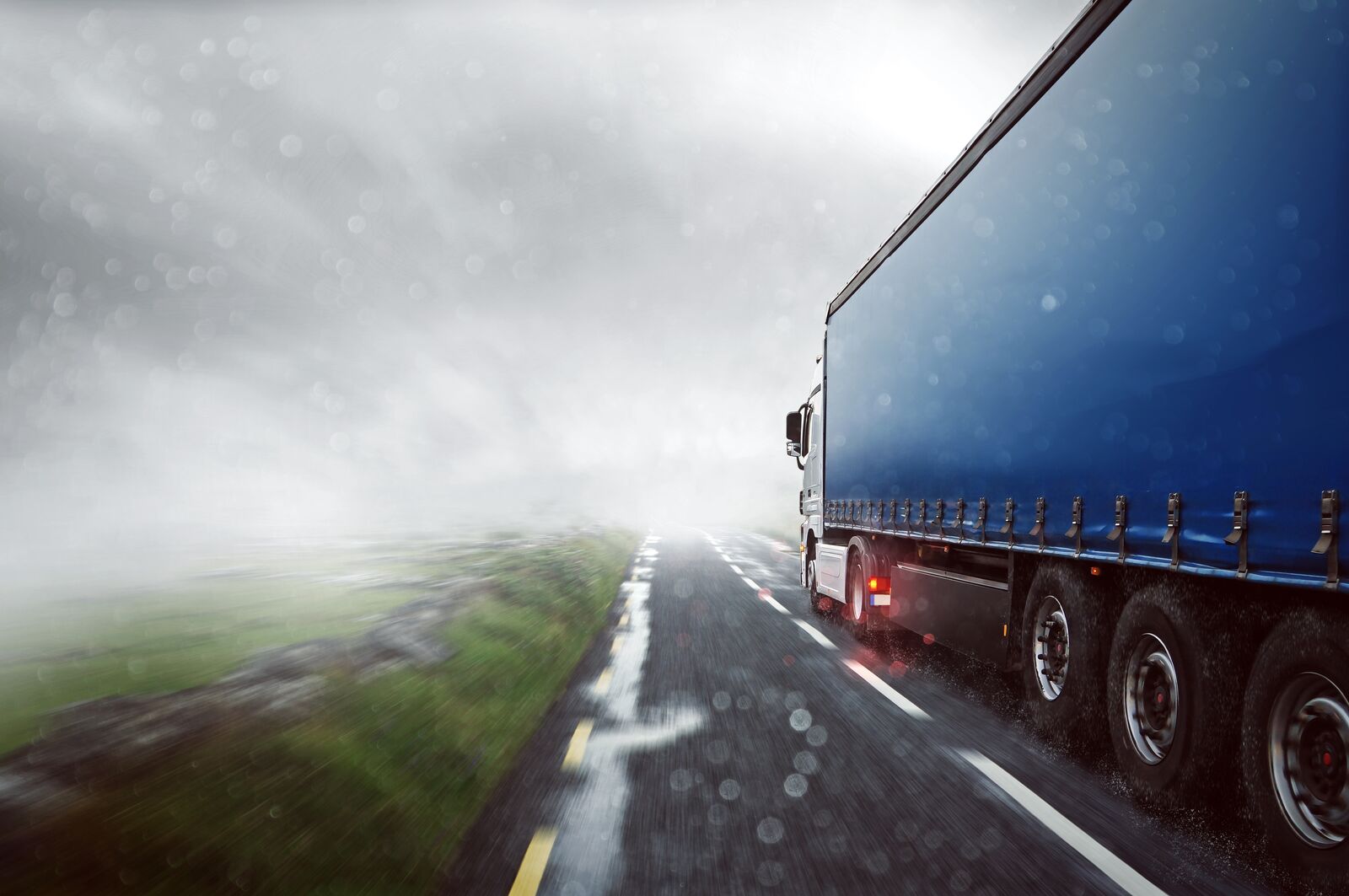None-Stock-LKW im Nebel